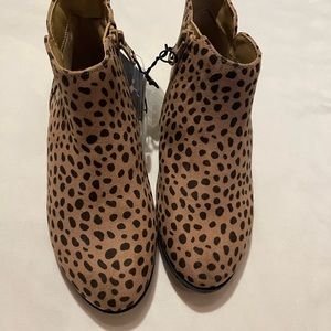 Girl’s Cat & Jack Opal Slip On Chelsea Leopard Print Boots Size 1